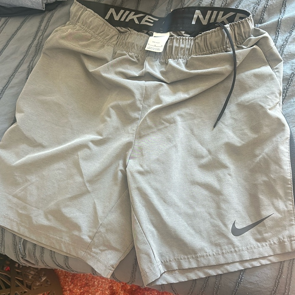 Nike Dri-fit men’s shorts EUC medium